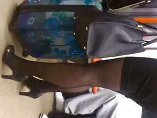 Szexi barna televeri milf szeret kakasot venni