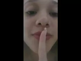 Vékony barna nagynéni porno jól játssza magát
