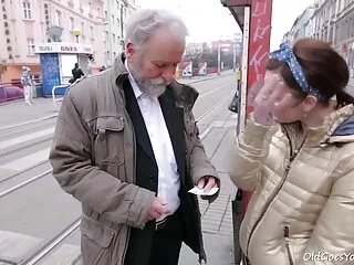Vörös hajú, csodálatos testalkatú ingyen gruppen